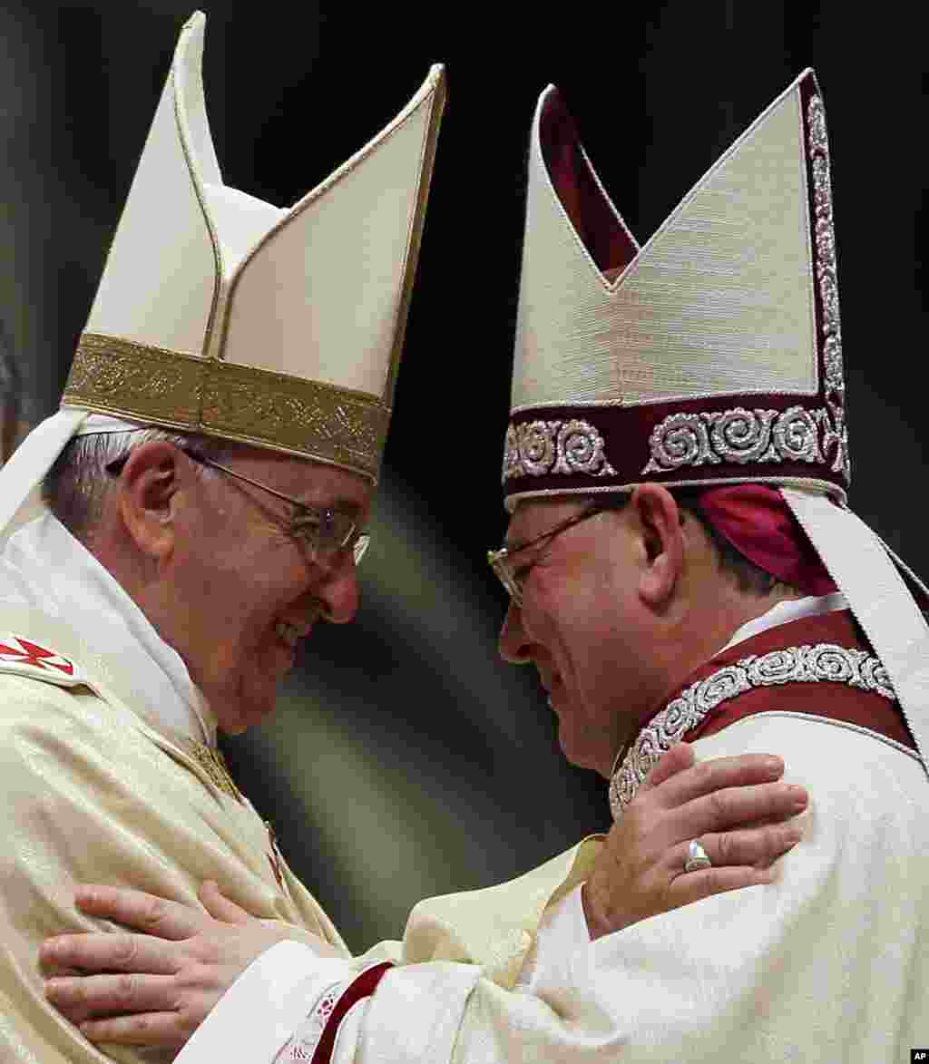Monsignor Fabio Fabene (kanan) menerima sambutan hangat dari Paus Francis dalam acara pentahbisan Episcopal di Vatikan. 