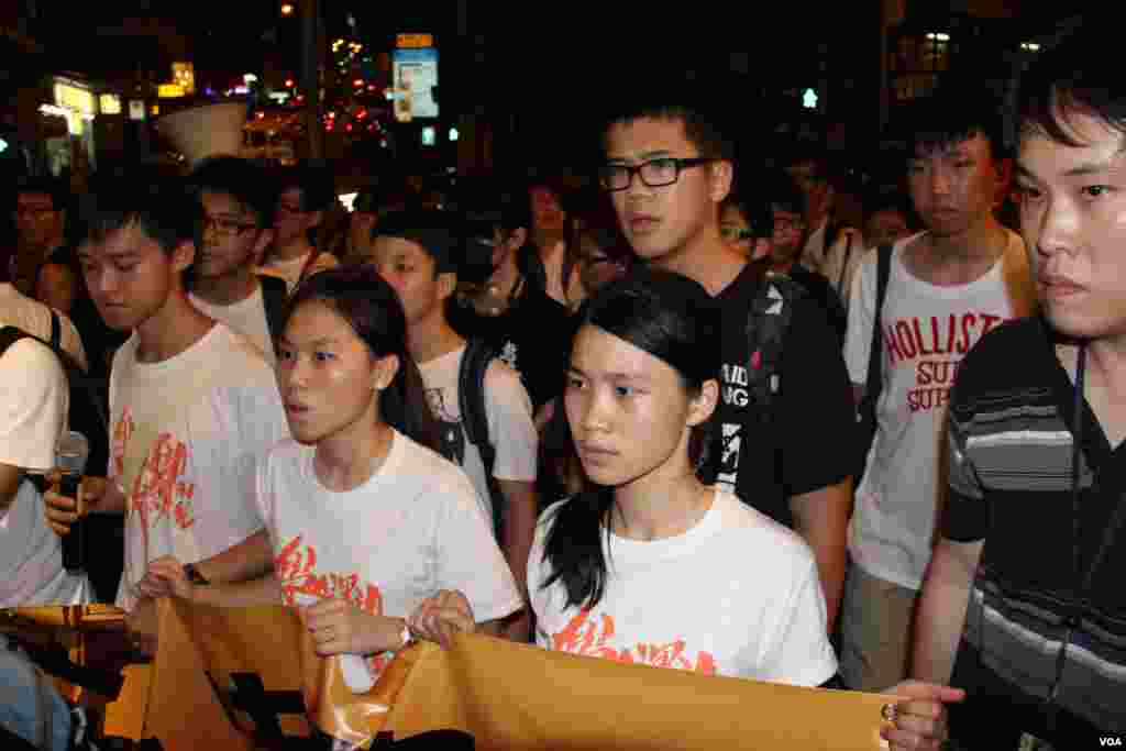 香港中学生、大学生及市民在中联办前纪念六四 图片 1 (美国之音 海彦)