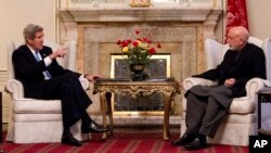 Secretary of State John Kerry meets with Afghan President Hamid Karzai at the Presidential Palace in Kabul, Mar. 25, 2013. 