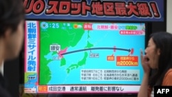 星期五早间，日本东京行人经过正在播放朝鲜试射导弹新闻的电子屏幕。