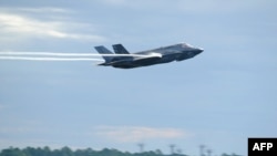 Arhiva - Borbeni avion F-35, u vlasništvu Mornarice SAD, polijeće sa aerodroma na Floridi, 16. septembra 2016.
