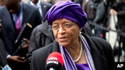 Presidenta de Liberia, Ellen Johnson Sirleaf, hablando con la prensa en Bruselas.