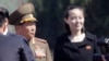 2017年4月13日，朝鲜领导人金正恩(Kim Jong Un)的妹妹金与正(Kim Yo Jong)在平壤的一个拥有十几座公寓楼的住宅区正式开幕时现身亮相。