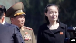 2017年4月13日，朝鲜领导人金正恩(Kim Jong Un)的妹妹金与正(Kim Yo Jong)在平壤的一个拥有十几座公寓楼的住宅区正式开幕时现身亮相。