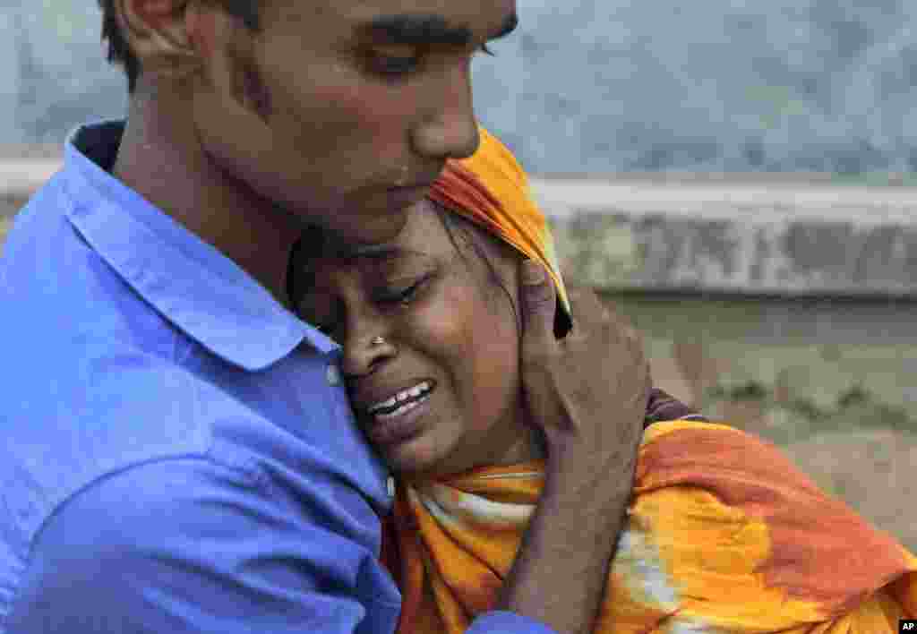 Seorang warga berduka saat mengetahui keluarganya meninggal akibat ambruknya bangunan di Savar, dekat Dhaka, Bangladesh, April 24, 2013.