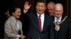 中国国家主席习近平（中）和英国首相卡梅伦2015年10月23日在曼彻斯特市政厅共进午餐后离开大楼。
