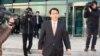 금강산 관광 15주년 기념식 행사를 위해 임직원들과 함께 18일 방북했던 김영현 현대아산 전무가 동해선남북출입사무소로 돌아오고 있다. 