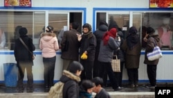 图为平壤的朝鲜民众排队购买食物资料图
