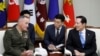 美国参联会主席邓福德上将与韩国国防部长官宋永武在首尔的韩国国防部会谈。（2017年8月14日）