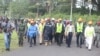 Une délégation conduite par les ministres du commerce, de l’eau et de l’énergie sur le site de la Sonara après l’incendie à Yaoundé, au Cameroun, le 17 juin 2019. (VOA/Emmanuel Jules Ntap)
