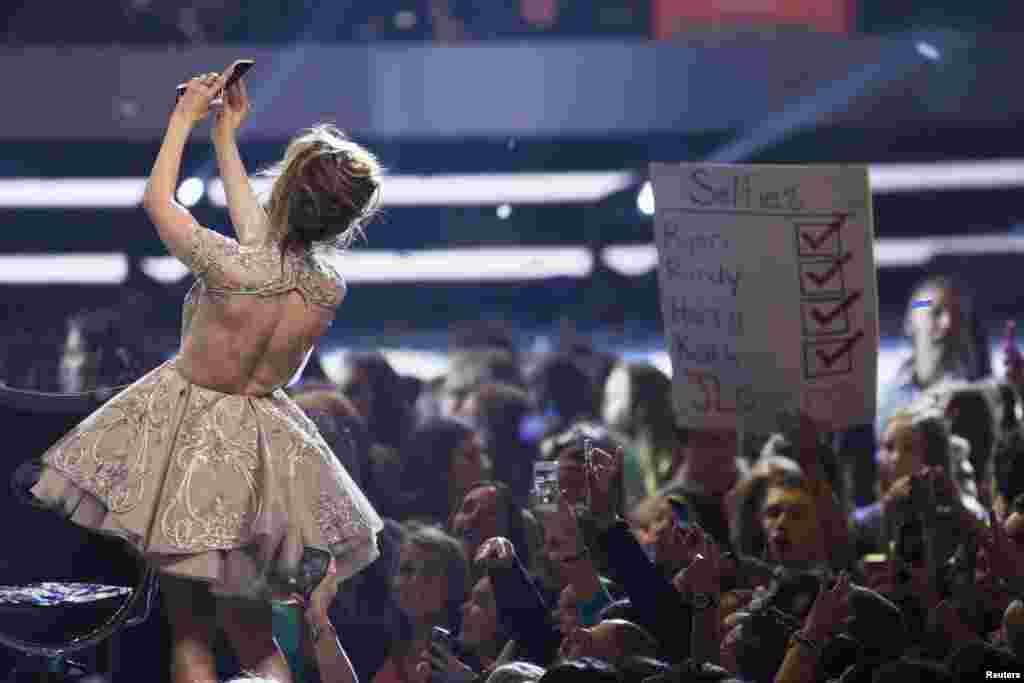 Jennifer Lopez, salah satu juri American Idol, mengambil foto 'selfie' saat acara final di Los Angeles, California, AS.