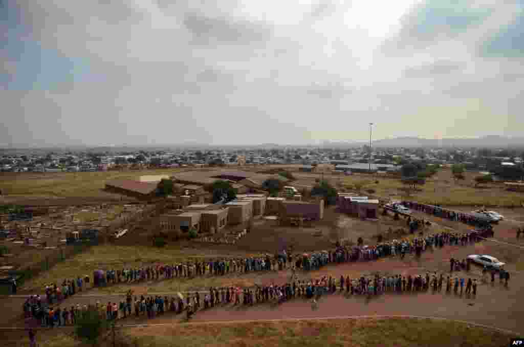 Para pemilih Afrika Selatan antri untuk memberikan suara di sebuah TPS di gedung sekolah di kota Marikana.