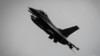 Ukrajinski F-16 (Foto: AP/Efrem Lukatsky)