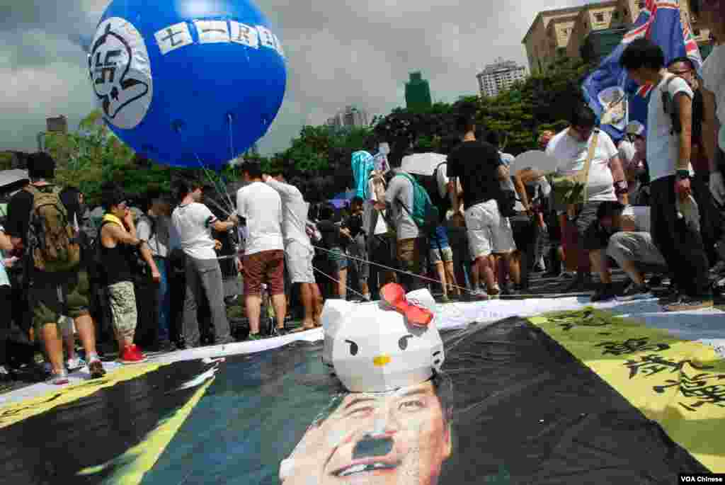 卡通人物Hello Kitty 成為梁振英涉嫌隱瞞家中違建的藉口,也成為71遊行焦點之一