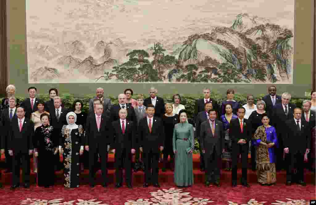 参加北京的 “一带一路”国际合作高峰论坛的各国代表和嘉宾在欢迎宴会上(2017年5月14日)