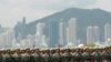 VOA连线(莫雨)：中国驻港部队宣传片展示防暴演练，白宫官员称关注解放军集结
