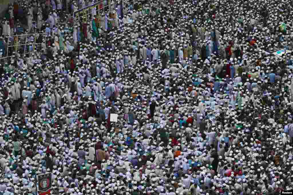 Ribuan anggota sebuah kelompok Muslim garis keras Bangladesh 'Hefajat-e-Islam' melangsungkan aksi protes di ibukota Dhaka, menuntut penegakkan undang-undang anti penistaan agama.