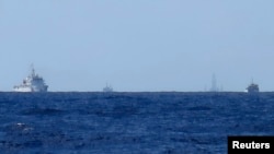 中国船只在南中国海上守卫海洋石油981 (资料照片)