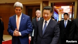El secretario de Estado, John Kerry, y el presidente chino Xi Jinping luego de una sesión conjunta en Beijín.