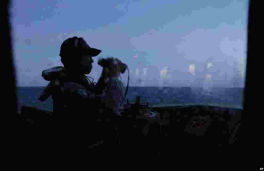Seorang anggota militer mengawasi langit Taiwan saat fajar menyingsing pada hari penyelenggaraan latihan militer di selatan kota Kaohsiung, Taiwan, 16 Mei 2013.