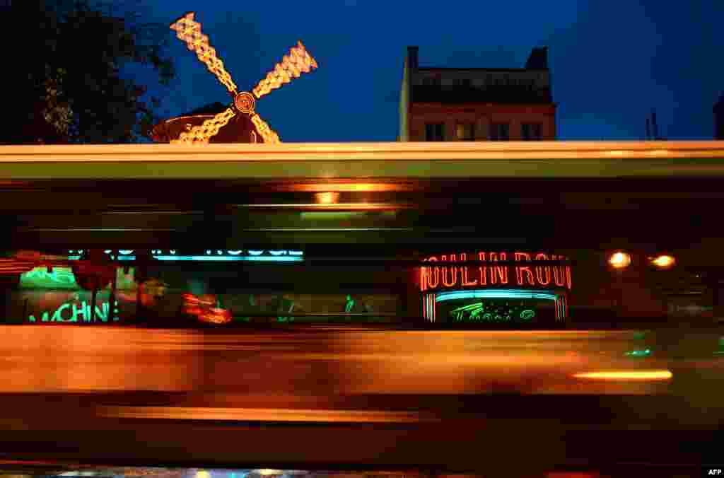 Sebuah foto Kabaret Moulin Rouge di Distrik Pigalle, Paris, Prancis.