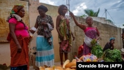 Mulheres zungueiras na praça do Avô Kumbi em Luanda, Angola (Foto de Arquivo)