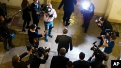 John Boehner en momentos de dejar su oficina en el Capitolio en camino hacia la Casa Blanca para su reunión con el presidente Barack Obama.