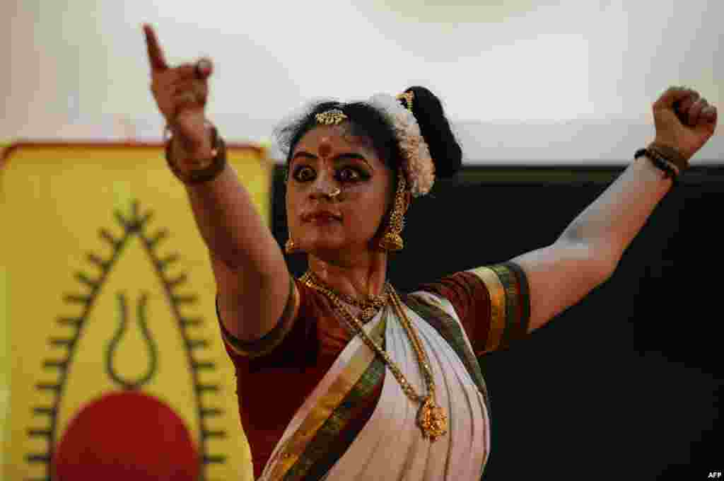 Penari klasik India, VD Methil Devika mementaskan tarian tradisional di kampus Indian Institute of Technology (IIT) di kota Gandhinagar, dekat kota Ahmedabad.