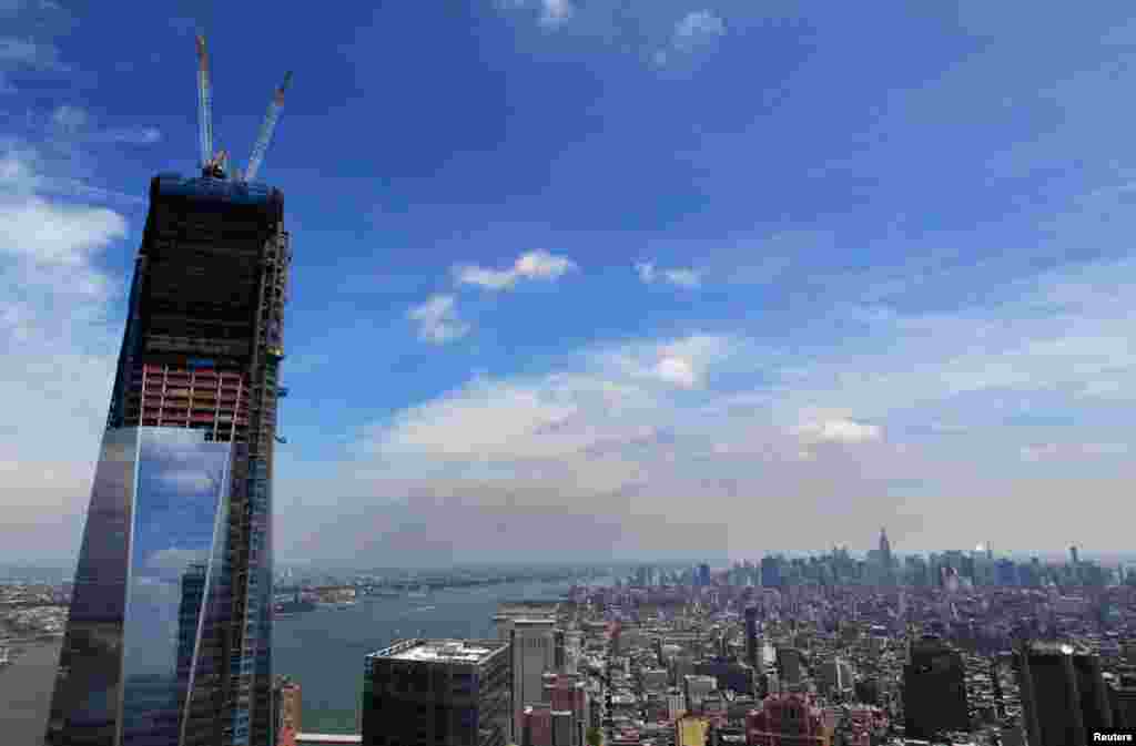 Bangunan One World Trade Center dilihat dari langit Manhattan, 18 Juni 2012. (Reuters/Shannon Stapleton)