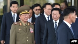 朝鲜国防委员会副委员长、军队总政治局长黄炳誓次帅（穿军装者）与朝鲜劳动党中央书记崔龙海等官员离开仁川的酒店。（2014年10月4日）