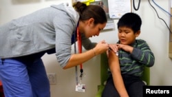 La vacuna de la gripe ha mostrado mayor efectividad en la gente saludable y los niños.