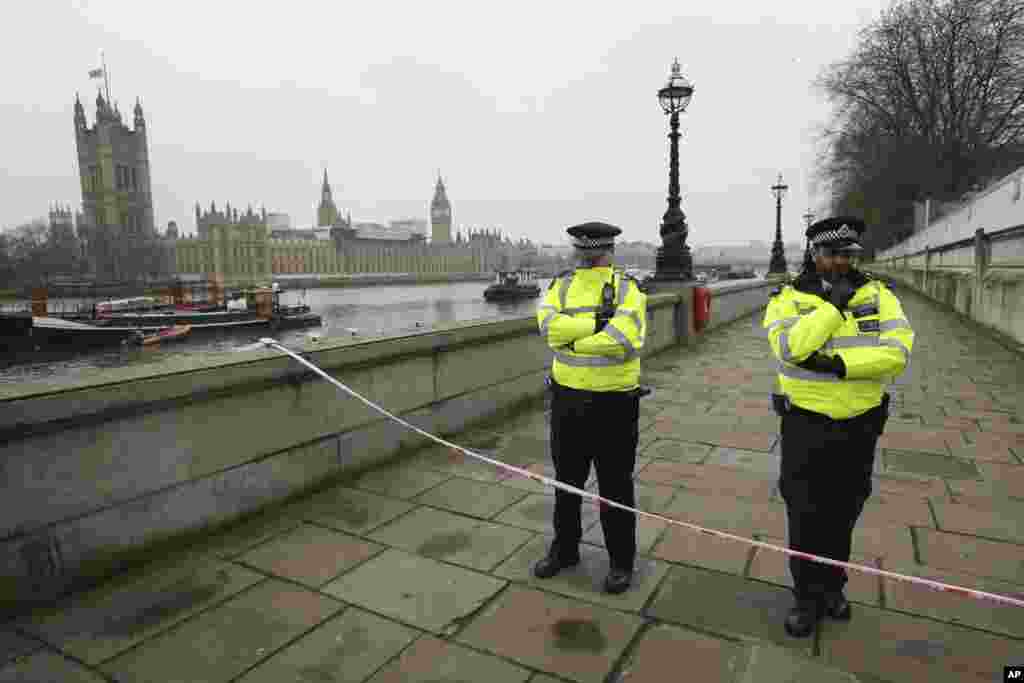 警察守护在同英国议会大楼隔河相望的地方（2017年3月24日）