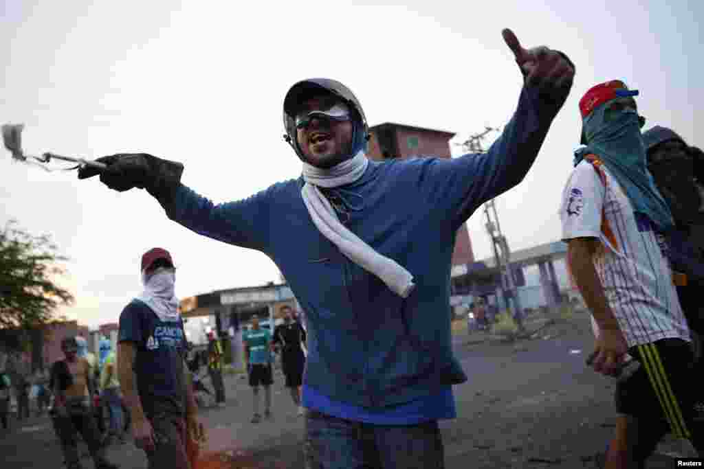 Anti-government demonstrators shout during a protest at a barricade in San Cristobal, Venezuela, Feb. 27, 2014.