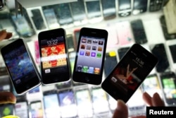 上海一个手机摊位上假冒的 iPhone（2011年8月11日）