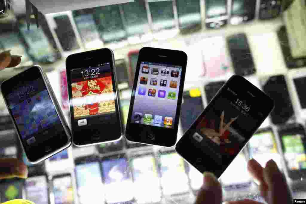 上海一个手机摊位上假冒的 iPhone（2011年8月11日）
