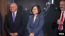 资料照：台湾总统蔡英文与美国国会议员见面，在她左手边的是众议院外交委员会主席恩格尔(Rep. Eliot Enge)，她右手边的是参议院外交委员会首席民主党参议员梅嫩德斯(Sen. Bob Menendez)。（2019年7月12日，台湾总统府提供）
