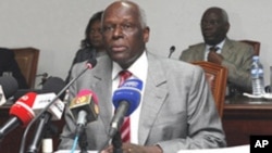 José Eduardo dos Santos discursando perante o Comité Central do MPLA