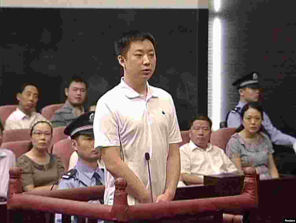 薄熙来家的勤务人员张晓军在合肥市中级人民法院出庭受审(2012年8月9日)。