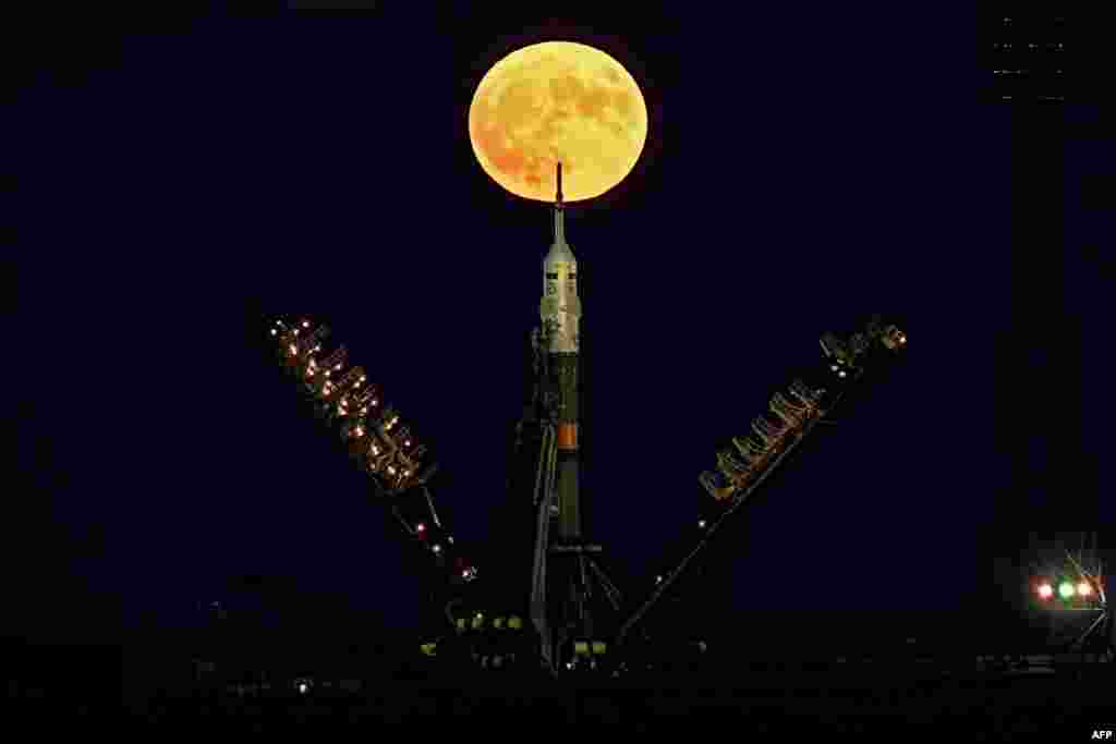'Supermoon' terlihat di belakang pesawat antariksa Rusia 'Soyuz MS-03' di landasan peluncuran Baikonur, Kazakhstan.