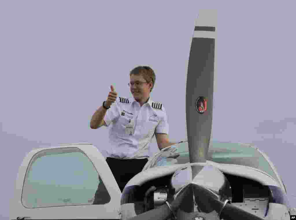 Pilot muda AS, Matt Guthmiller, berpose di atas pesawat Beechcraft Bonanza A36 setelah mendarat di bandara internasional Manila.