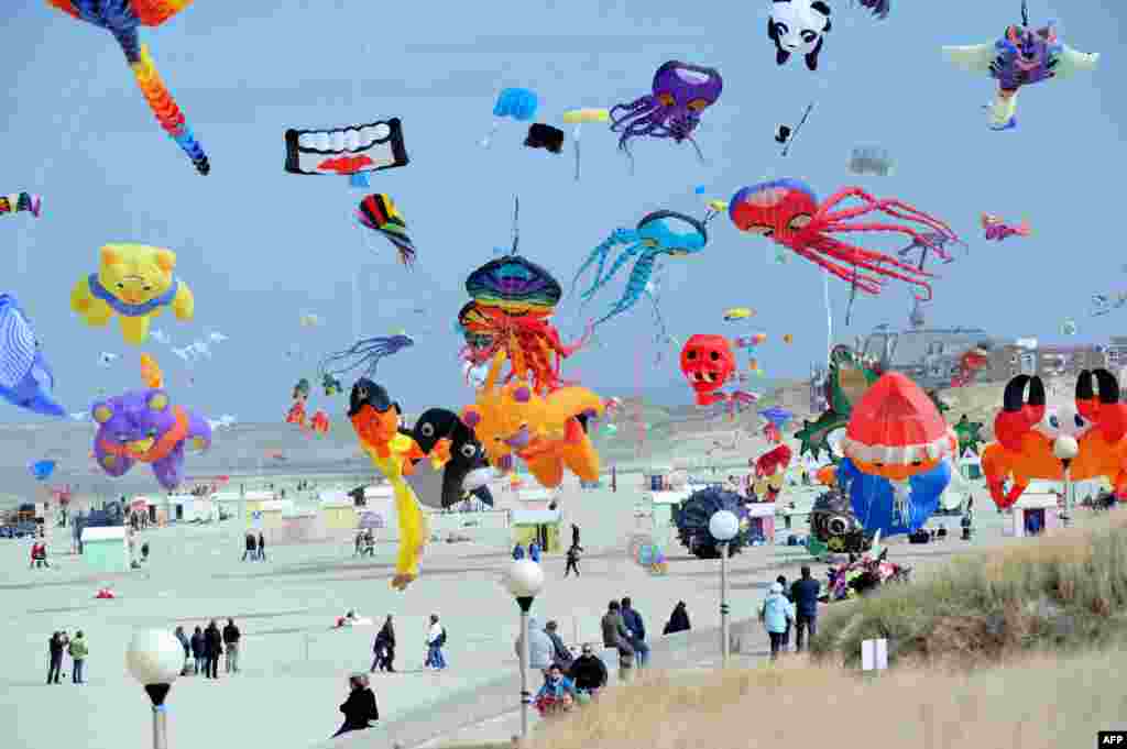 Warga bermain layangan dalam festival layang-layang internasional di Berck-sur-Mer, Prancis utara.