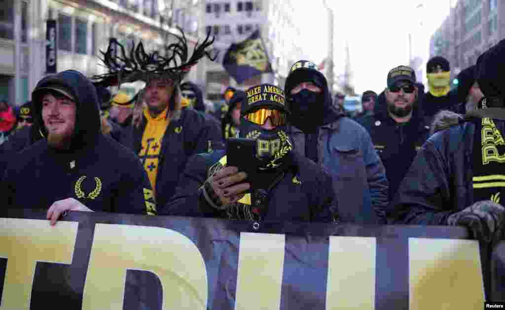 2025 年 1 月 20 日,极右翼组织 “骄傲男孩”(Proud Boys)成员在唐纳德·特朗普(Donald Trump)第二个总统任期的就职典礼当天聚集在华盛顿