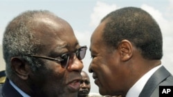 Ivorian president Laurent Gbagbo (L) and Burkina Faso's president Blaise Compaore meet at the airport in Abidjan on 22 Feb, 2010 after Campaore arrived to act as a mediator in Ivory Coast's political crisis (file photo)