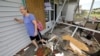 Cathy McCabe camina entre los restos de su casa dañada después de que un tornado generado por el huracán Dorian arrasó Carolina Shores, Carolina del Norte.