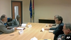 Embaixador Joaquín González-Ducay, da União Europeia, e o coordenador do PNUD, Gana Fofang (ambos à esquerda) assinam acordo de transferência de verbas para as eleições. Assistem (à direita) os embaixadores da Espanha, França e Portugal