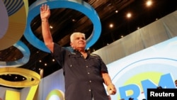 Kandidat Presiden Panama, Jose Raul Mulvino, menyapa para pendukungnya di Panama City, pada 5 Mei 2024. (Foto: Reuters/Tarina Rodriguez)