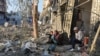 Palestinos se sientan entre los escombros que dejó un ataque israelí, en medio del conflicto entre Israel y Hamás, en Nuseirat, en el centro de la Franja de Gaza, el 1 de diciembre de 2024.
