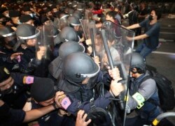 Para demonstran bentrok dengan polisi anti huru-hara dalam aksi protes di Bangkok, Kamis (15/10).