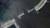 衛星圖片顯示的卡霍夫卡水壩被炸毀後的情況。
