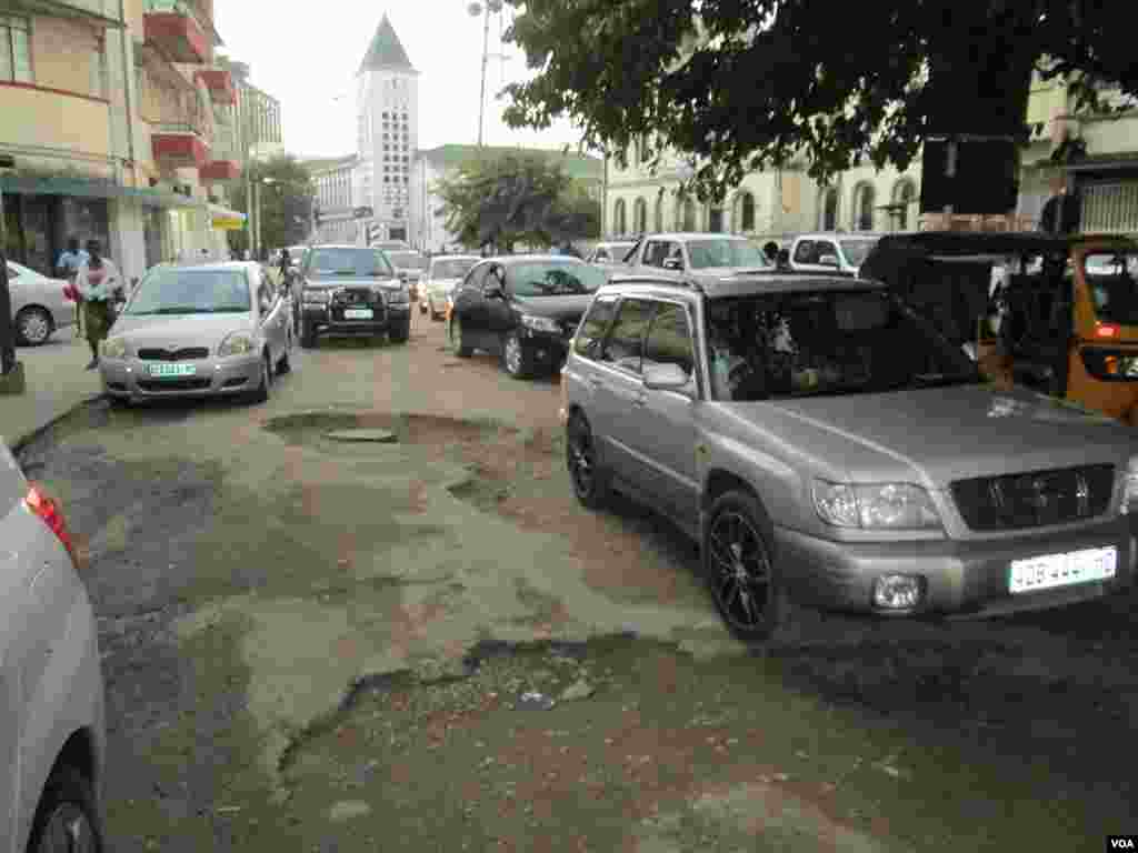 A Beira é geminada com cidades como Porto, em Portugal, Pádua na Itália e Bristol no Reino Unido. Moçambique, Buracos Beira, Maio 20, 2014